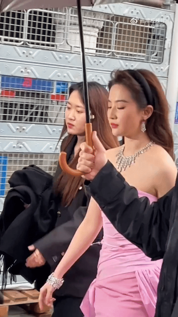 Lưu Diệc Phi gây chú ý qua ống kính của người đi đường”-4