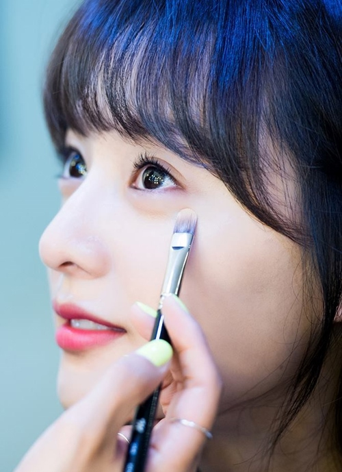 Cách Kim Ji Won Hậu duệ mặt trời bôi kem chống nắng khiến da luôn căng bóng, không vết lão hóa-1