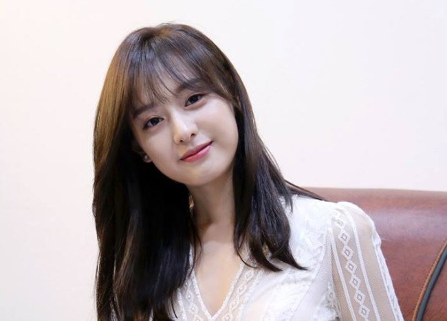 Cách Kim Ji Won Hậu duệ mặt trời bôi kem chống nắng khiến da luôn căng bóng, không vết lão hóa-2