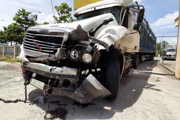 Ôtô con bị xe container húc khi chuyển làn thiếu quan sát-1