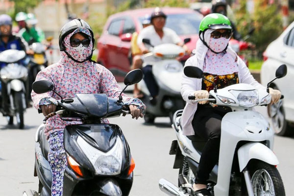 Yên xe máy hóa chảo lửa ngày 40 độ C, bác sĩ cảnh báo tổn thương sức khỏe sinh sản-1