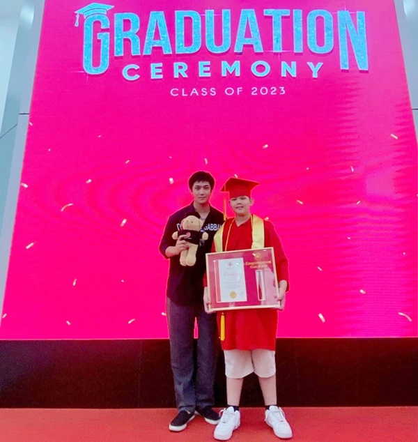 Tim xúc động tiết lộ cuộc sống bố đơn thân khi dự lễ tốt nghiệp của con trai-1