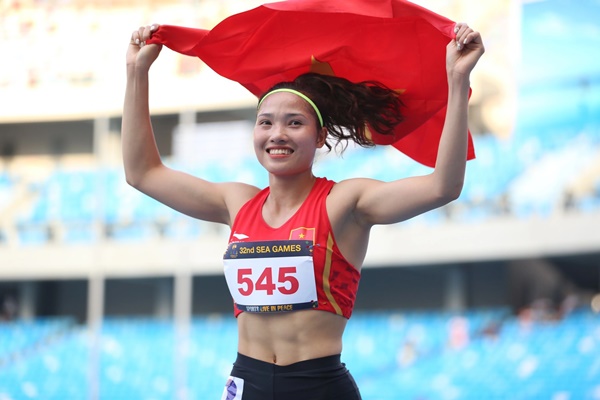 Nữ VĐV điền kinh lập cú đúp, xuất sắc giành HCV SEA Games 32, lên xe hoa với mối tình 8 năm-3