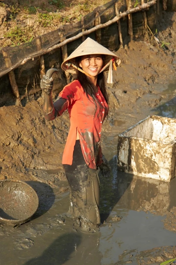 Hoa hậu Hoàn vũ Việt Nam lội bùn bắt cá, lấm lem bùn đất-2