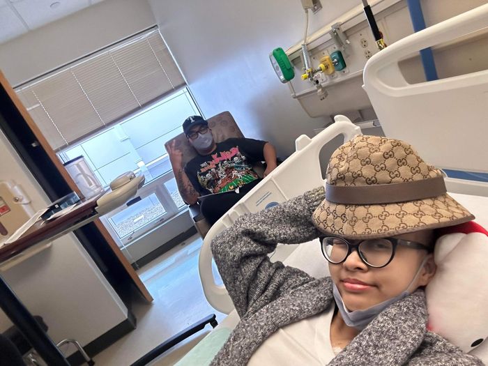 Video chồng tự tay cạo đầu cho vợ ung thư gây xúc động-1