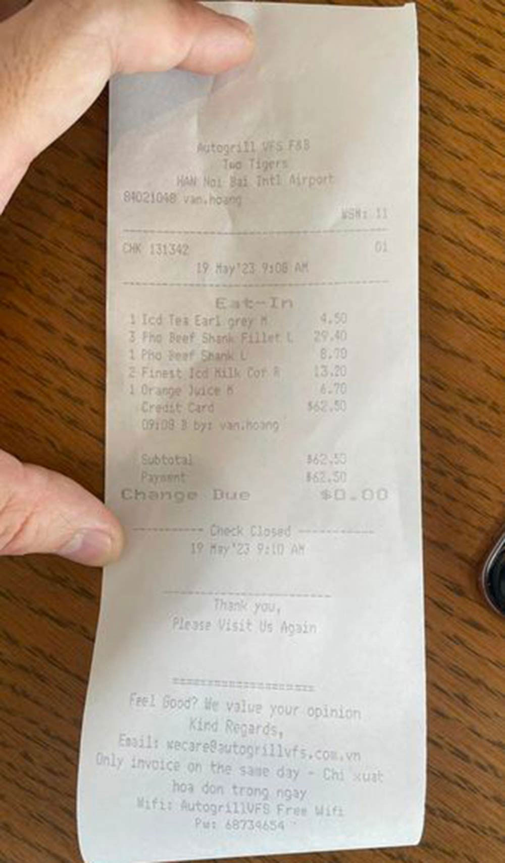 Cốc trà đá hơn 100.000 đồng ở sân bay Nội Bài gây tranh cãi-1