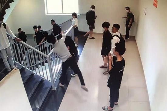 Sinh viên Hà Nội hành hung bạn đổ máu ngay tại trường