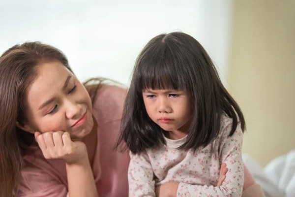 Bà mẹ để con trai một mình trong nhà vệ sinh bệnh viện, biết lý do ai cũng khen dạy con khéo-1