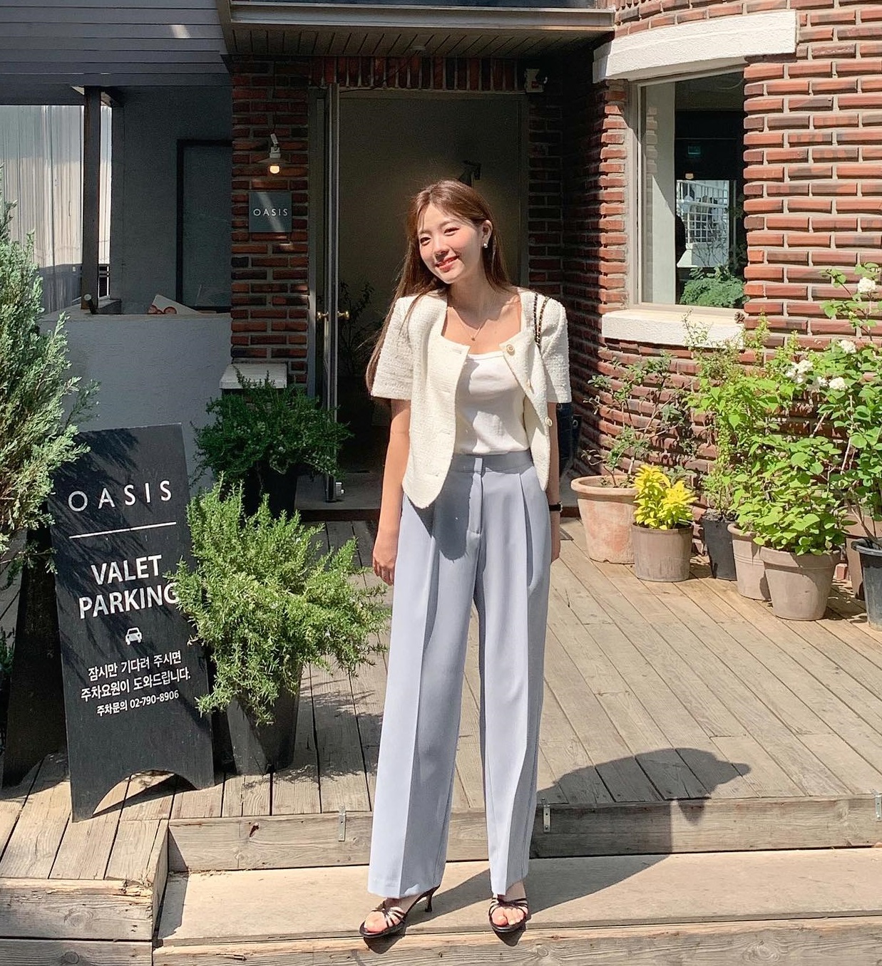 4 mẫu quần âu trẻ trung hơn hẳn quần đen-1