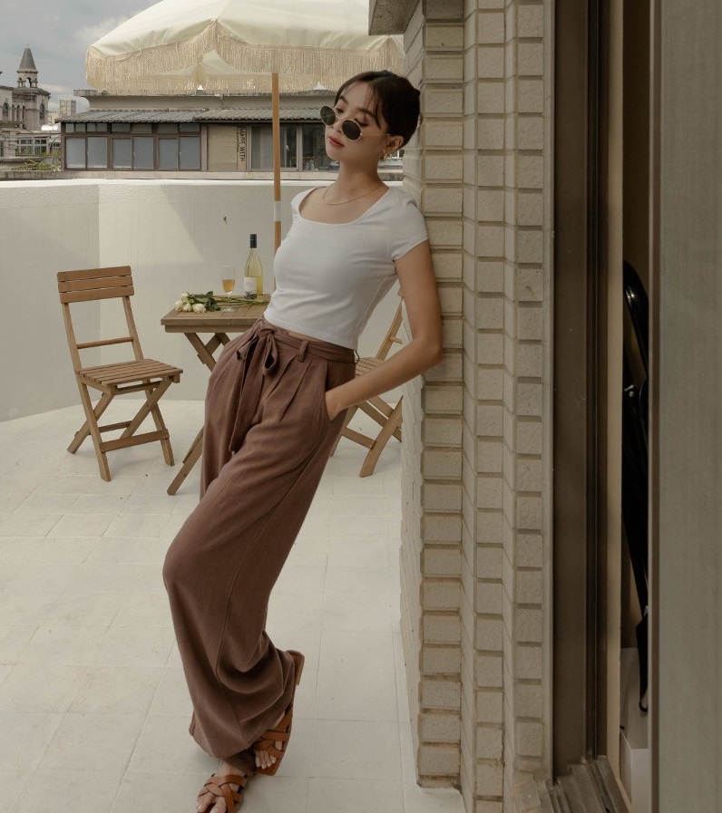 4 mẫu quần âu trẻ trung hơn hẳn quần đen-10