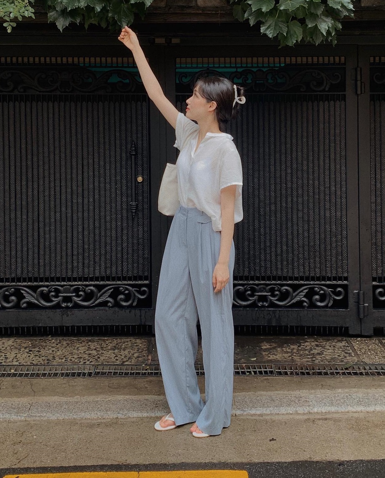 4 mẫu quần âu trẻ trung hơn hẳn quần đen-2