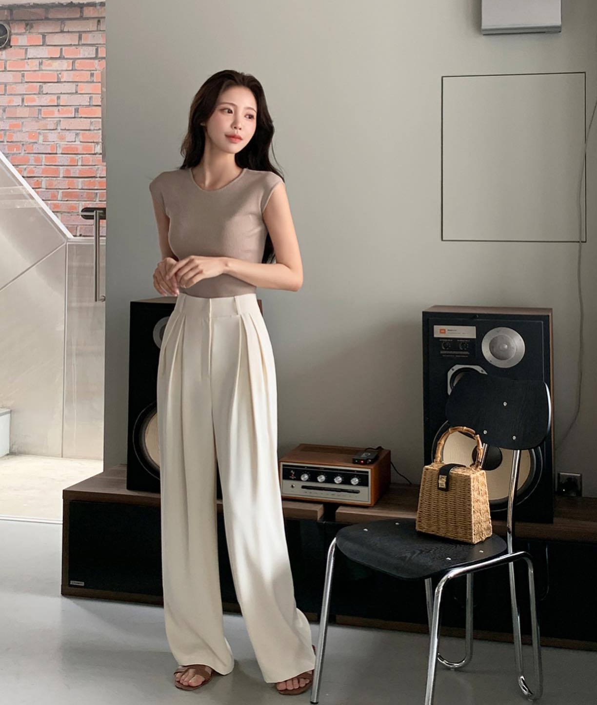 4 mẫu quần âu trẻ trung hơn hẳn quần đen-4