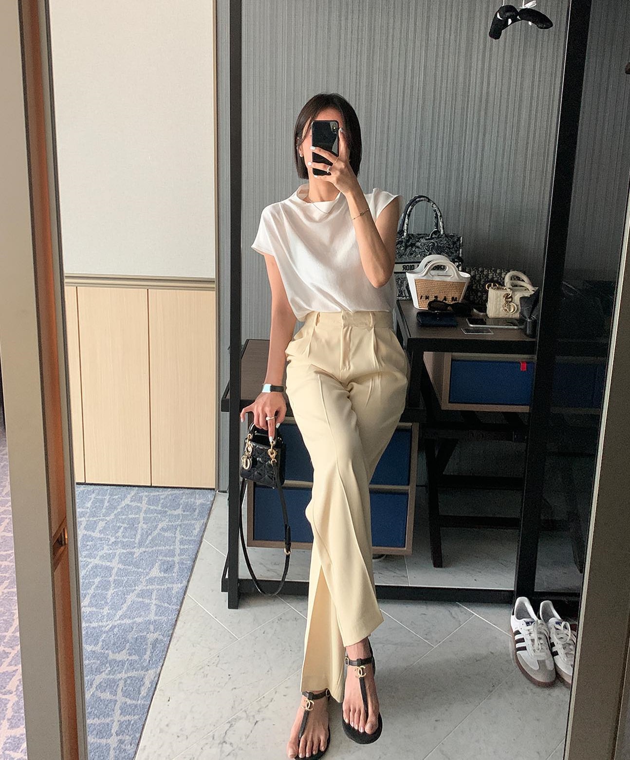 4 mẫu quần âu trẻ trung hơn hẳn quần đen-5