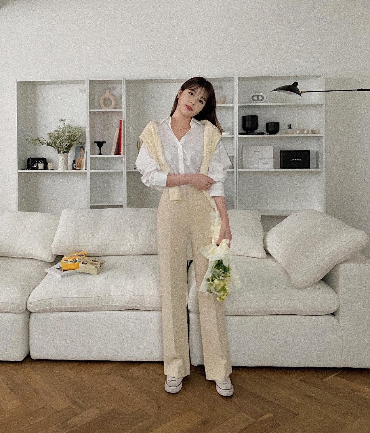 4 mẫu quần âu trẻ trung hơn hẳn quần đen-6