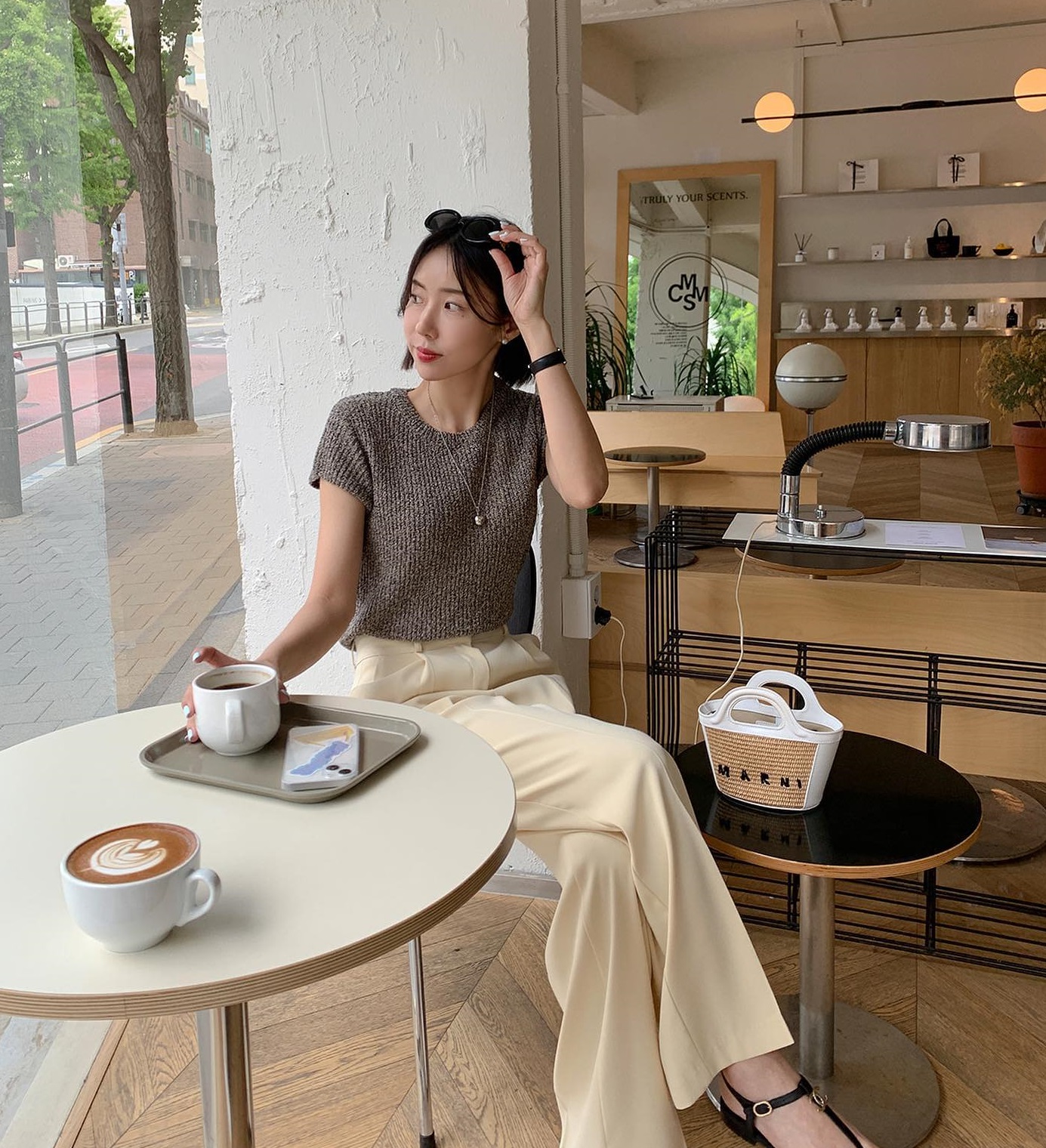 4 mẫu quần âu trẻ trung hơn hẳn quần đen-7