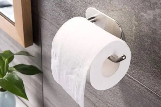 Giấy vệ sinh màu trắng hay màu vàng dùng tốt hơn?