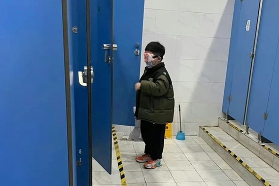 Bà mẹ để con trai một mình trong nhà vệ sinh bệnh viện, biết lý do ai cũng khen dạy con khéo