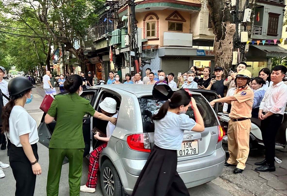 Tạm giữ ô tô của cô gái nằm nghe nhạc, cố thủ sau khi vượt đèn đỏ ở Hải Phòng-1