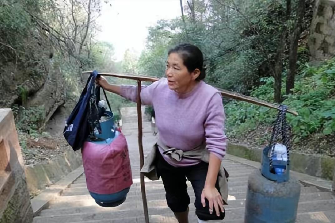 Chuyện người mẹ 19 năm gánh hàng lên núi nuôi con thành tài, ngậm đắng nuốt cay trước sự oán hận của nhà chồng-5