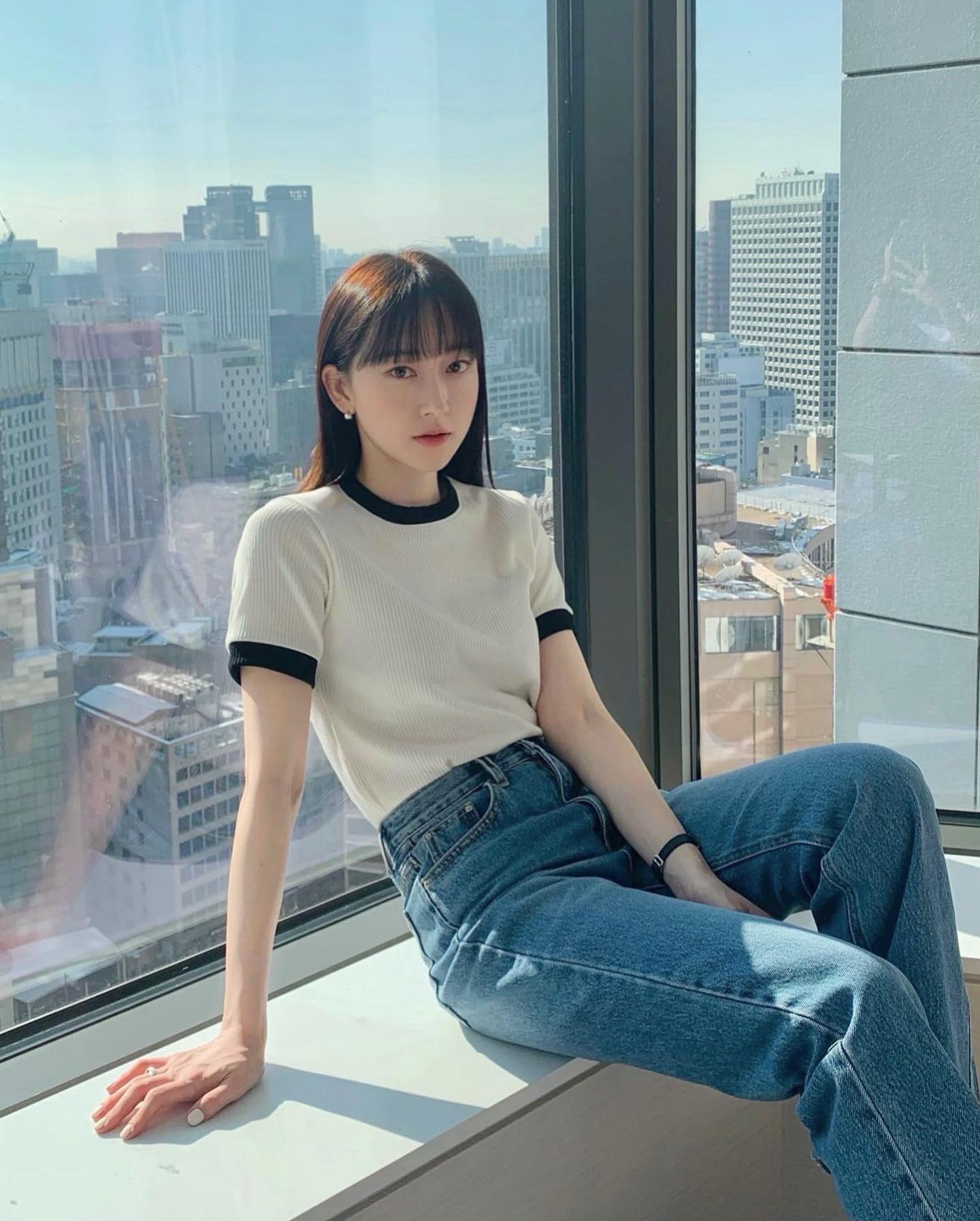 Diện áo thun và quần jeans sành điệu như Hoa hậu Phương Khánh với 10 công thức-11