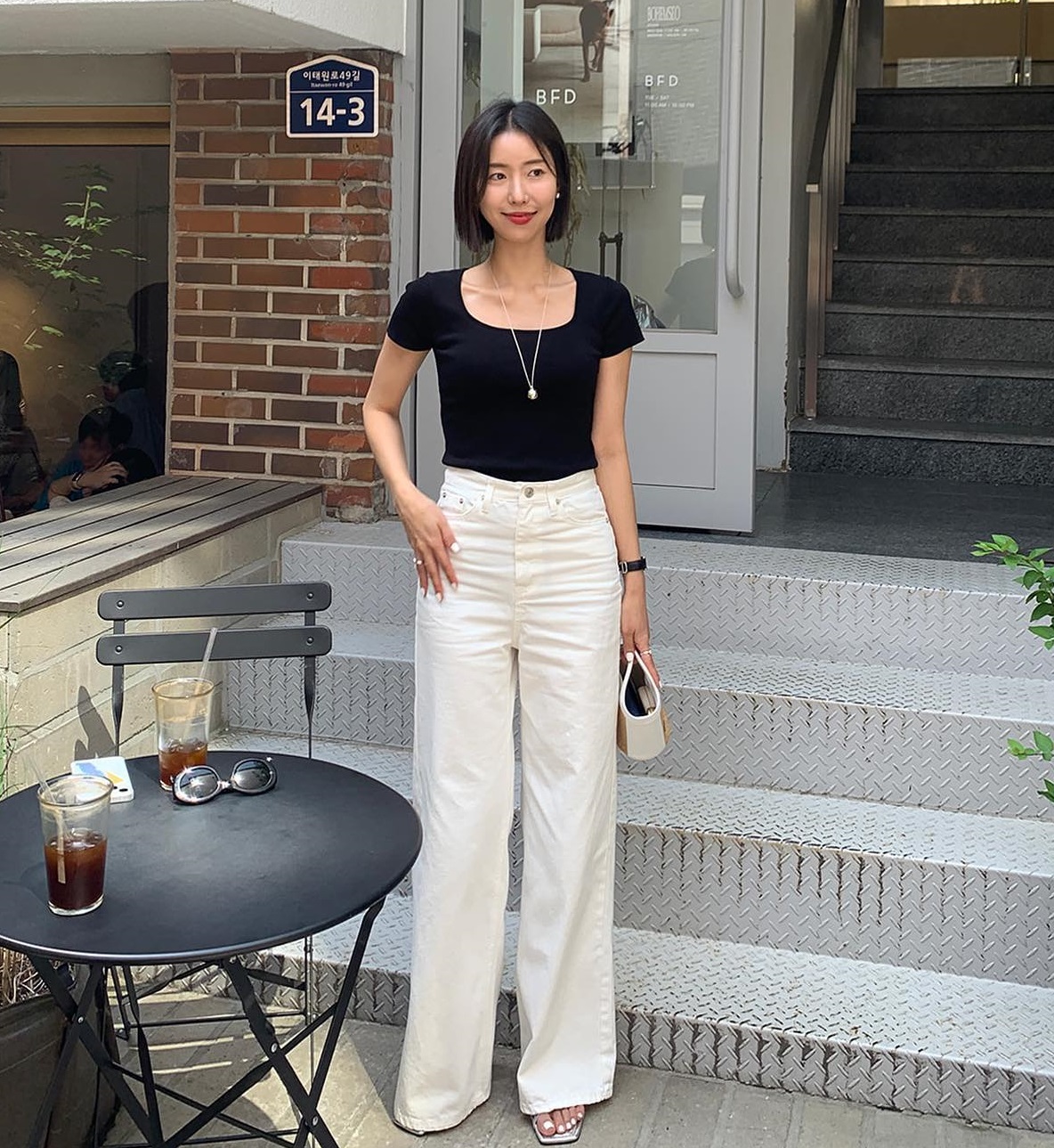 Diện áo thun và quần jeans sành điệu như Hoa hậu Phương Khánh với 10 công thức-2