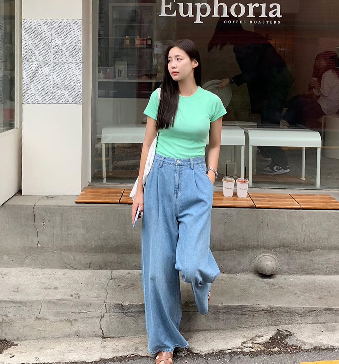 Diện áo thun và quần jeans sành điệu như Hoa hậu Phương Khánh với 10 công thức-3
