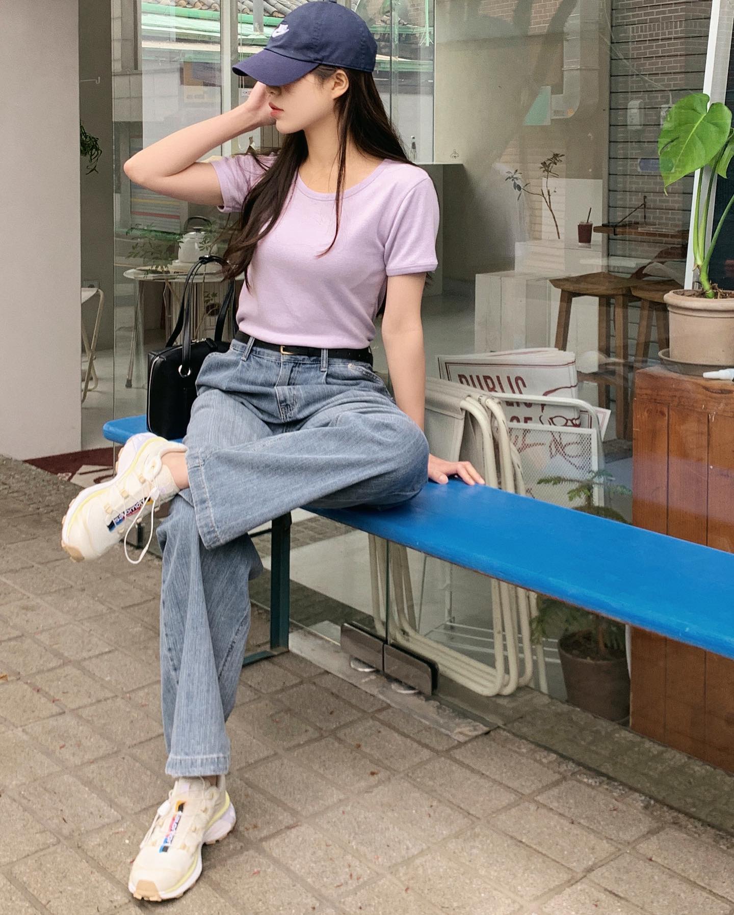 Diện áo thun và quần jeans sành điệu như Hoa hậu Phương Khánh với 10 công thức-5
