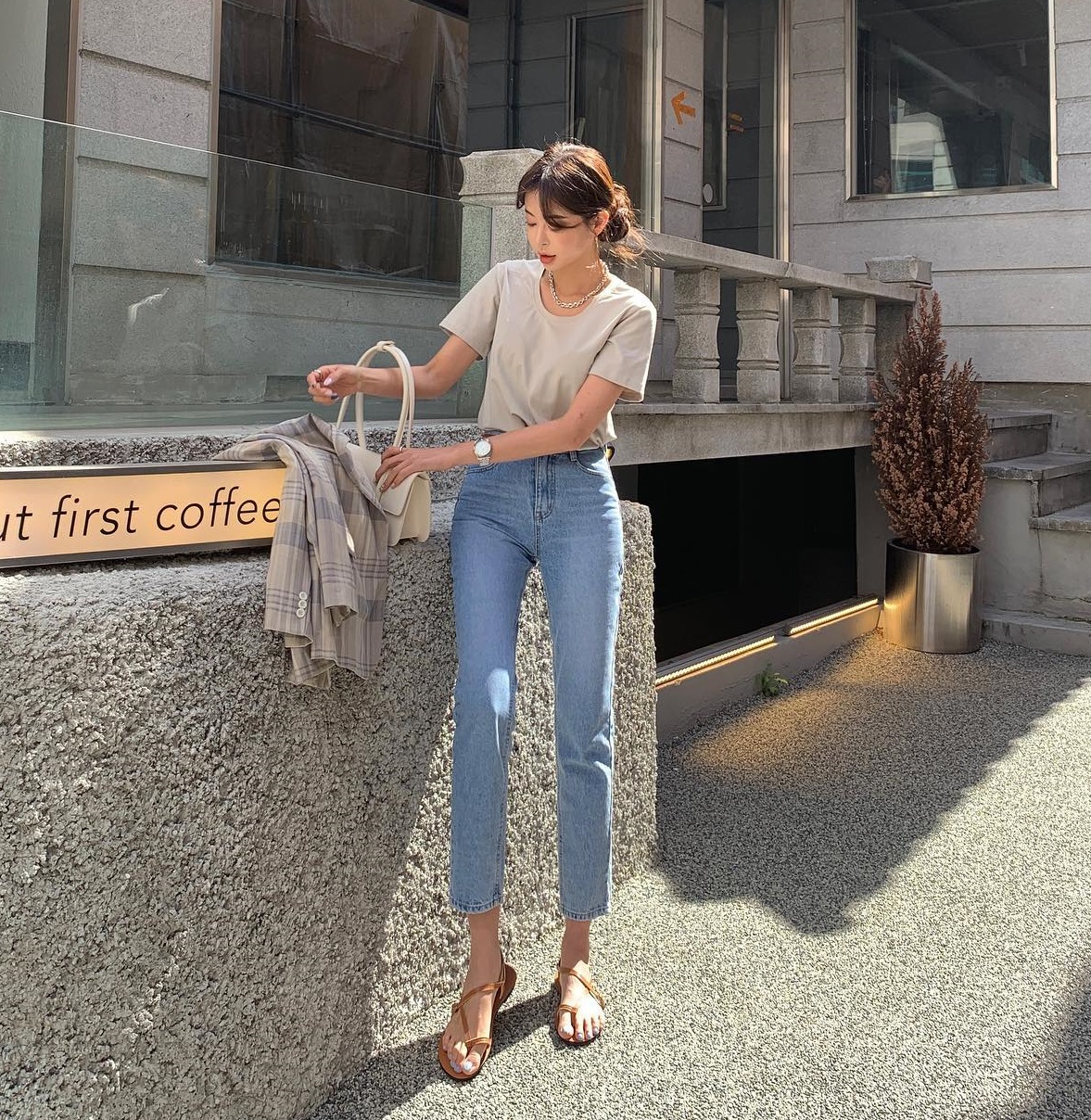 Diện áo thun và quần jeans sành điệu như Hoa hậu Phương Khánh với 10 công thức-6