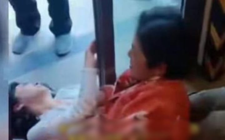 Chê con dâu học thức thấp không xứng với con trai, mẹ chồng đánh đấm dã man-1