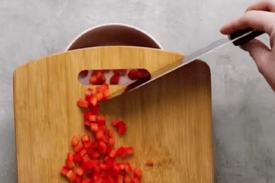 Vì sao trên thớt luôn có một lỗ khuyết?