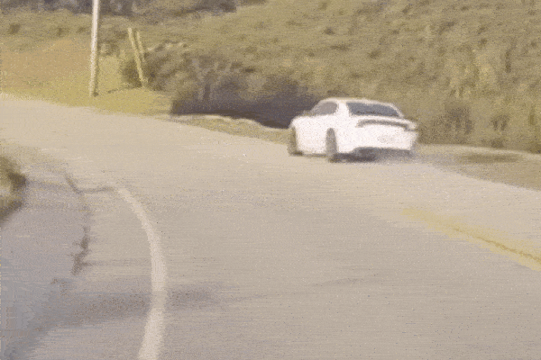 Clip: Kinh hoàng cảnh ô tô mất lái khi vào cua, đâm gãy cột điện