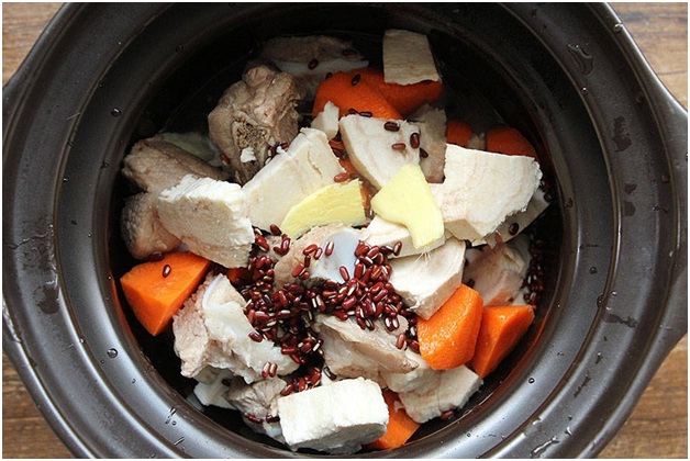 Canh xương nấu củ sắn dây vừa ngon lại giúp cải thiện vòng 1-4