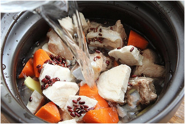 Canh xương nấu củ sắn dây vừa ngon lại giúp cải thiện vòng 1-5