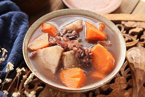 Canh xương nấu củ sắn dây vừa ngon lại giúp cải thiện vòng 1