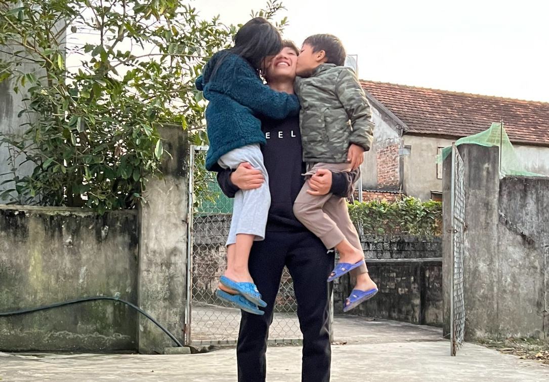 Cầu thủ Vũ Thị Hoa: Bố mất sớm, chắt chiu từng đồng lương phụ mẹ nuôi 3 em-5