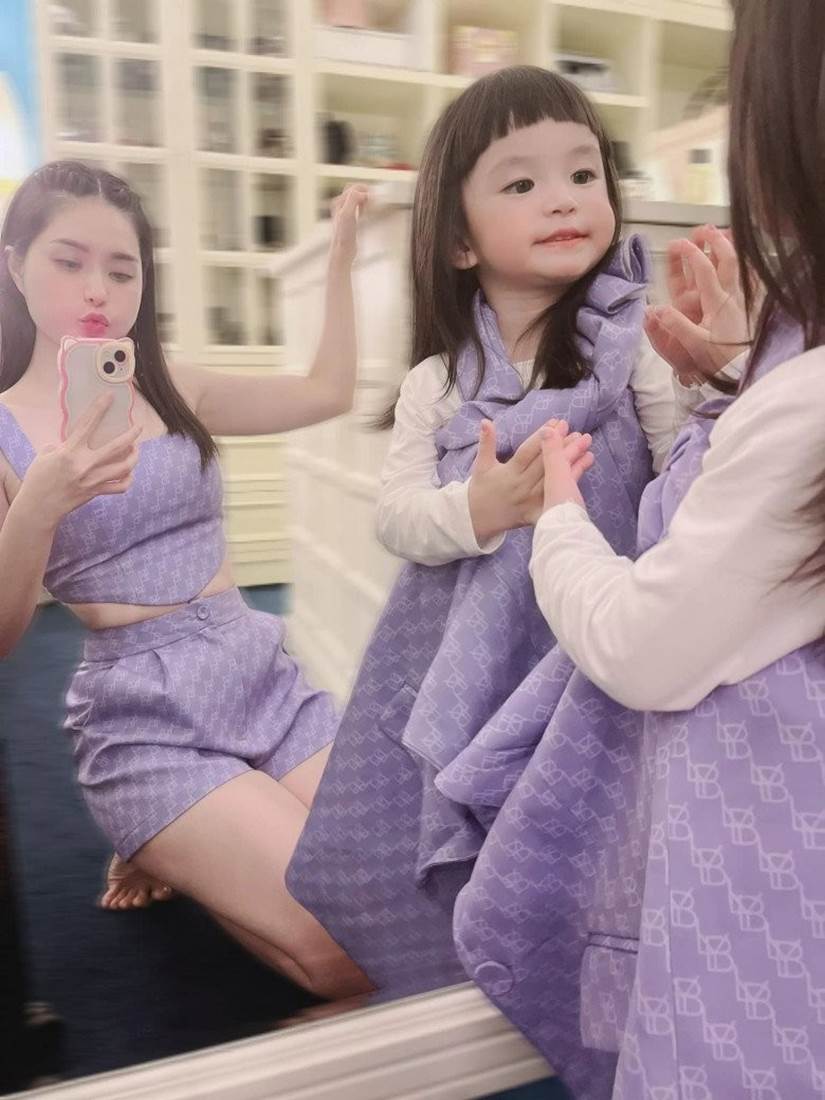 Con gái út nhà Đoàn Di Băng 1 tuổi kiếm chục tỷ, mẹ sắm đồ đi mẫu giáo mặc 7 ngày không hết-1