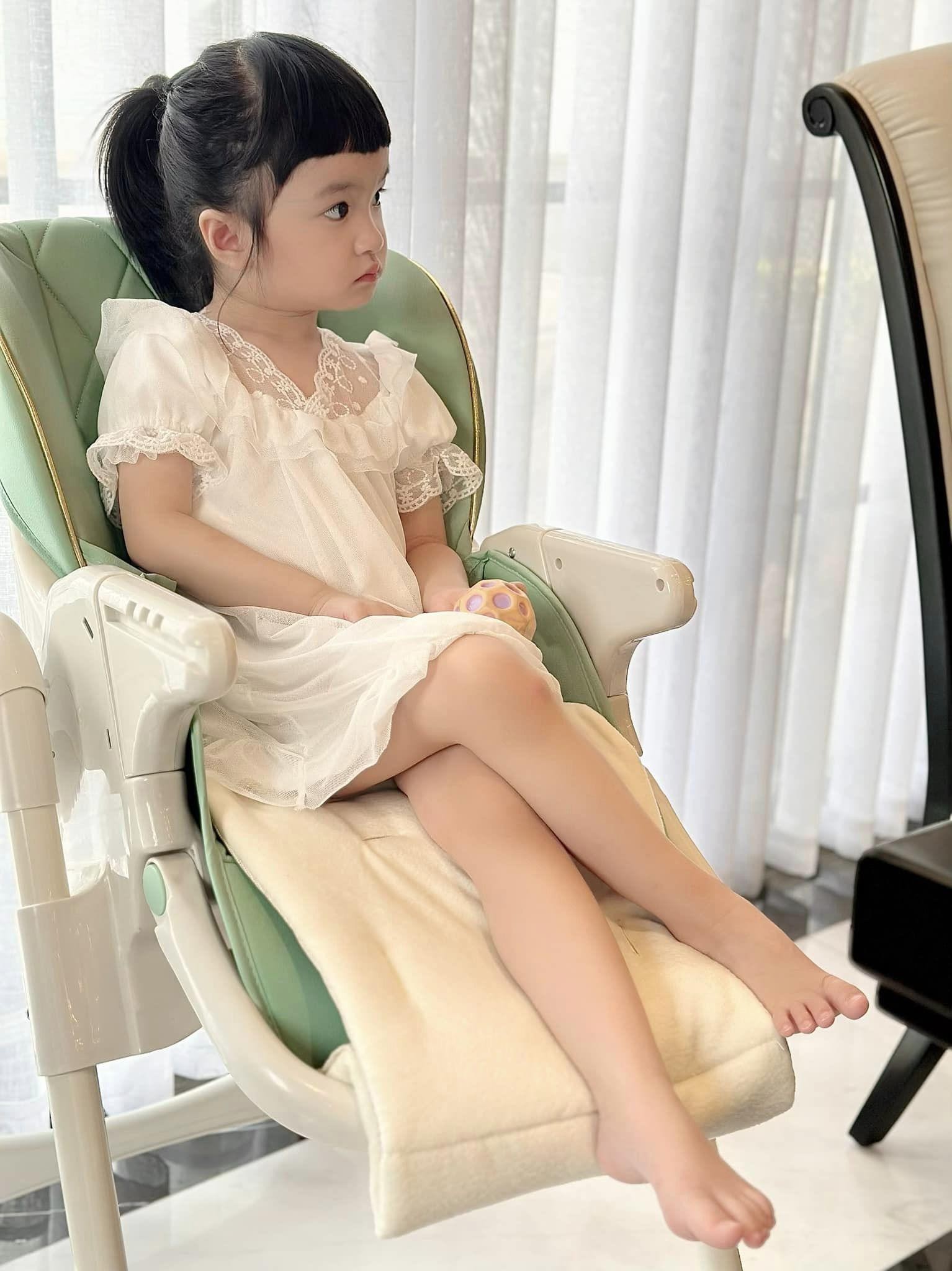 Con gái út nhà Đoàn Di Băng 1 tuổi kiếm chục tỷ, mẹ sắm đồ đi mẫu giáo mặc 7 ngày không hết-3