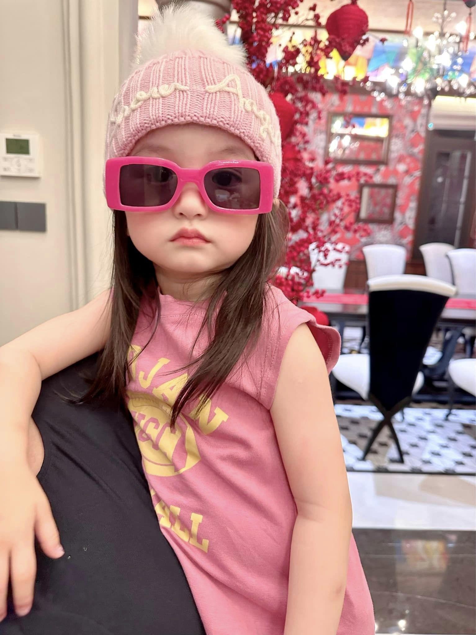 Con gái út nhà Đoàn Di Băng 1 tuổi kiếm chục tỷ, mẹ sắm đồ đi mẫu giáo mặc 7 ngày không hết-4