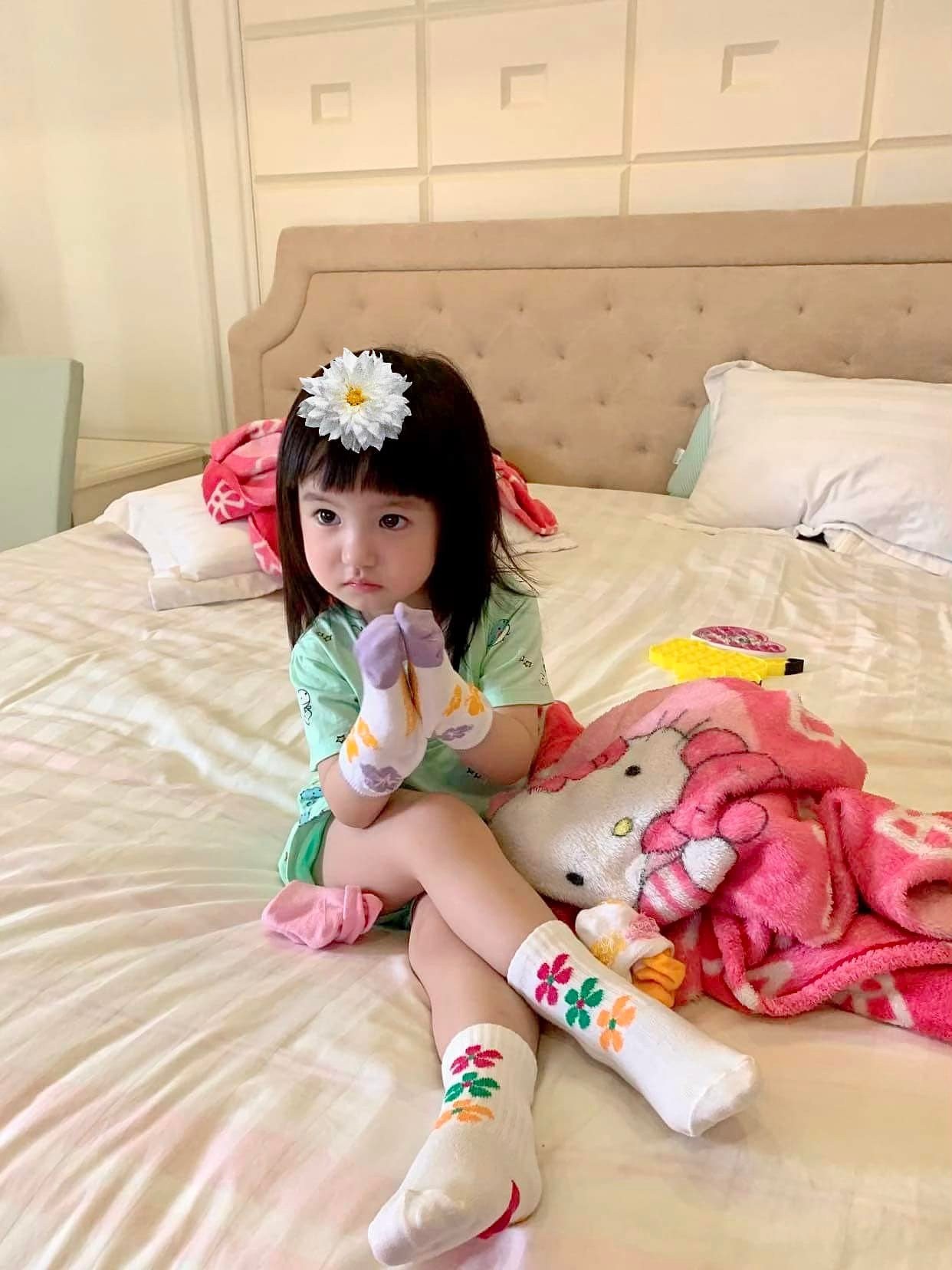 Con gái út nhà Đoàn Di Băng 1 tuổi kiếm chục tỷ, mẹ sắm đồ đi mẫu giáo mặc 7 ngày không hết-5