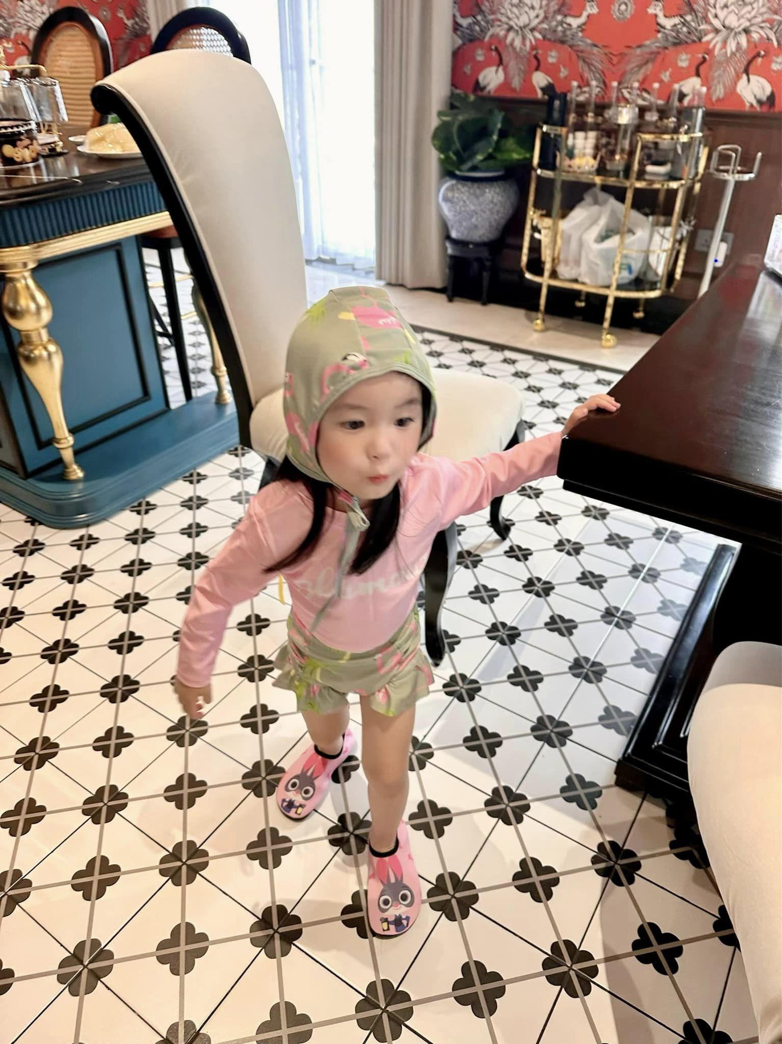 Con gái út nhà Đoàn Di Băng 1 tuổi kiếm chục tỷ, mẹ sắm đồ đi mẫu giáo mặc 7 ngày không hết-6