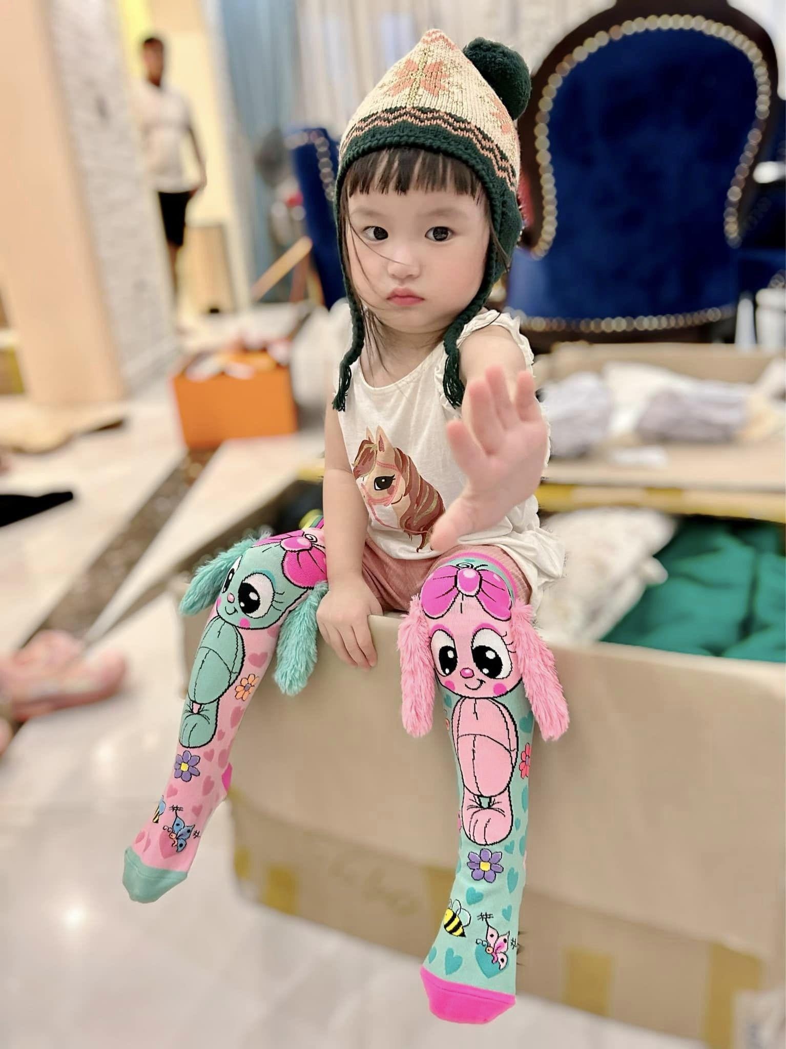 Con gái út nhà Đoàn Di Băng 1 tuổi kiếm chục tỷ, mẹ sắm đồ đi mẫu giáo mặc 7 ngày không hết-7