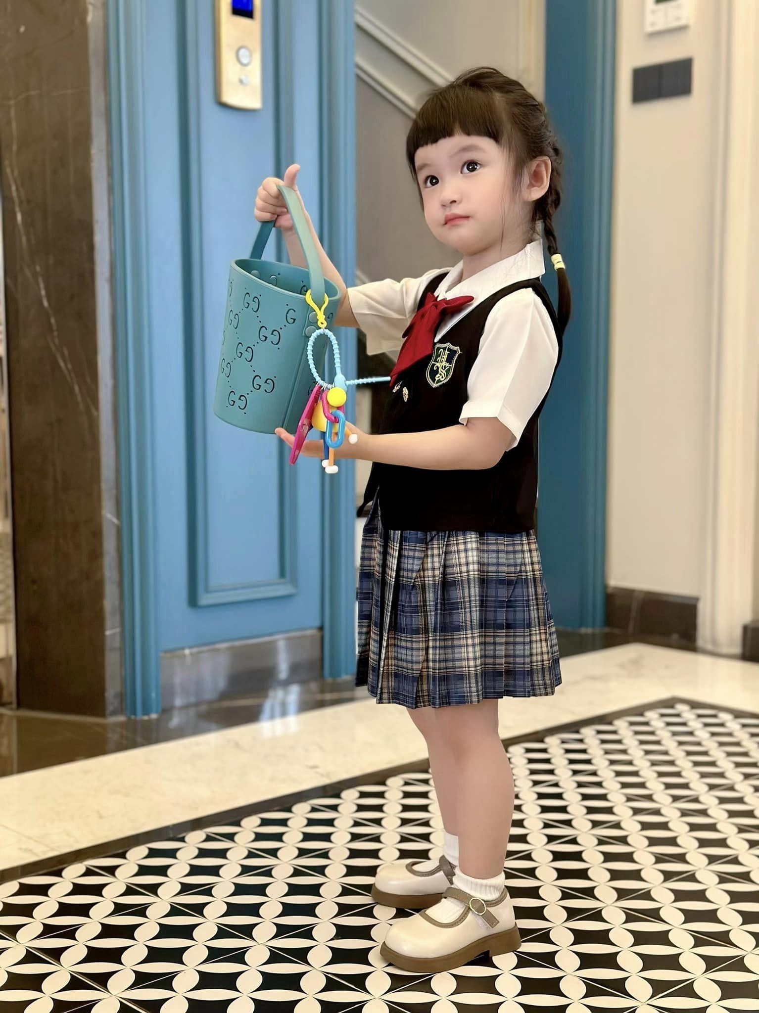 Con gái út nhà Đoàn Di Băng 1 tuổi kiếm chục tỷ, mẹ sắm đồ đi mẫu giáo mặc 7 ngày không hết-9