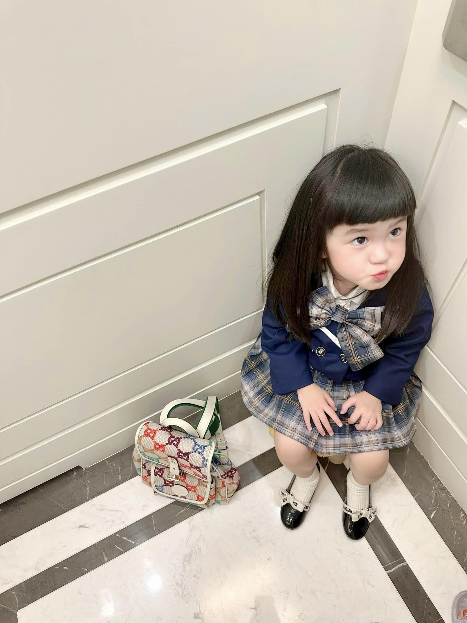 Con gái út nhà Đoàn Di Băng 1 tuổi kiếm chục tỷ, mẹ sắm đồ đi mẫu giáo mặc 7 ngày không hết-11