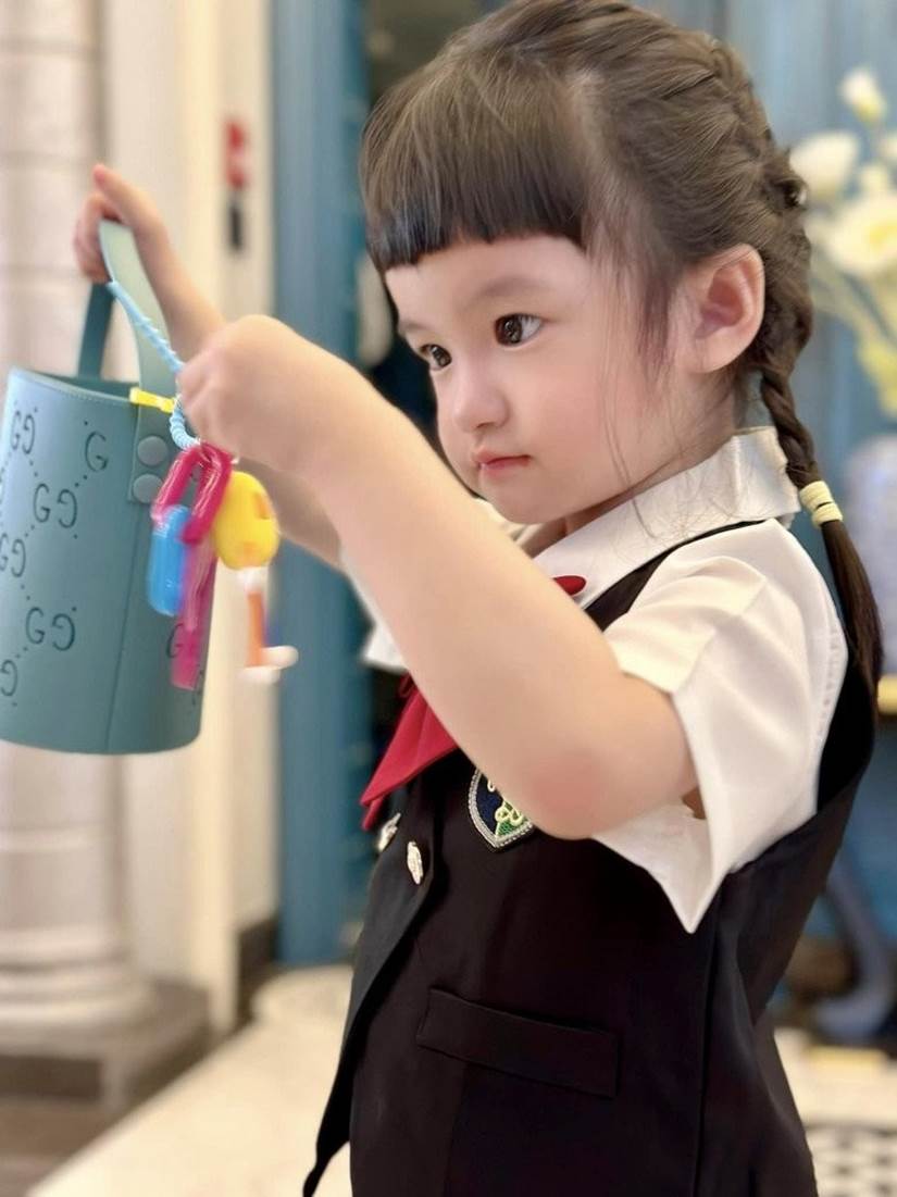 Con gái út nhà Đoàn Di Băng 1 tuổi kiếm chục tỷ, mẹ sắm đồ đi mẫu giáo mặc 7 ngày không hết-8