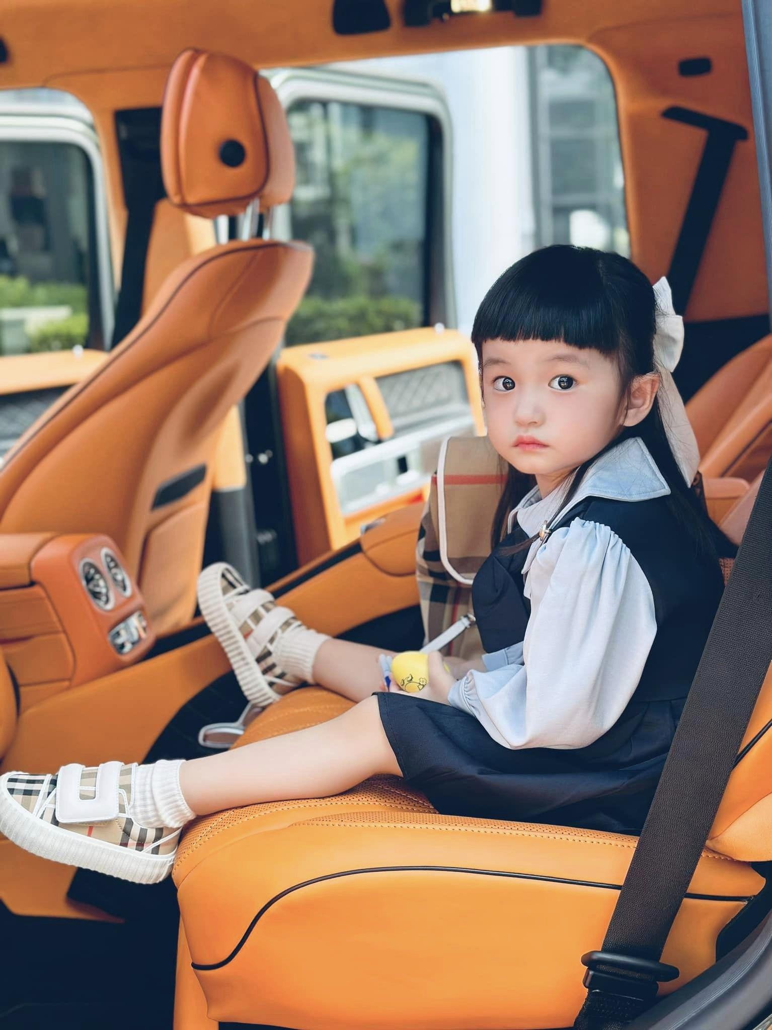 Con gái út nhà Đoàn Di Băng 1 tuổi kiếm chục tỷ, mẹ sắm đồ đi mẫu giáo mặc 7 ngày không hết-13