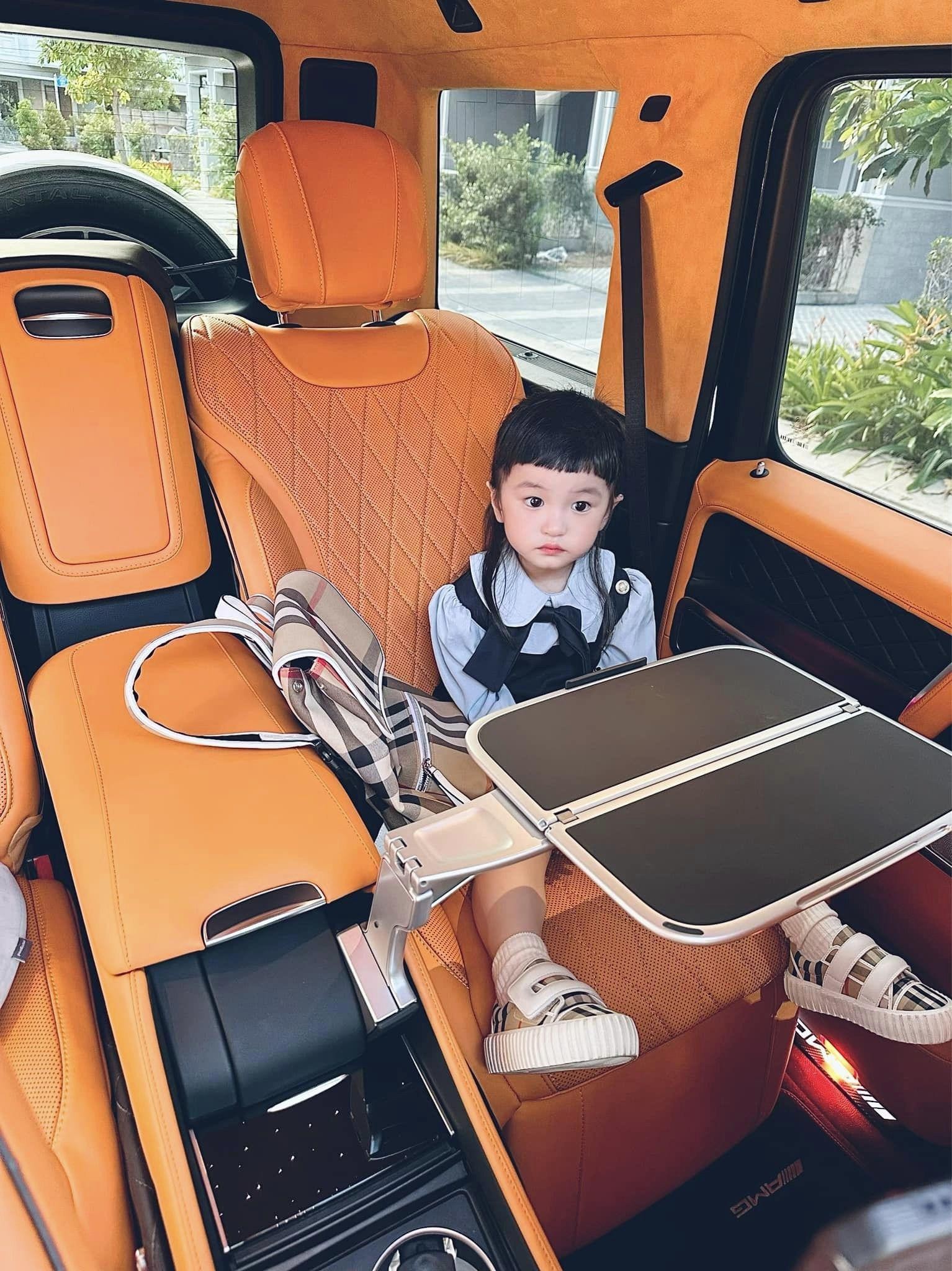 Con gái út nhà Đoàn Di Băng 1 tuổi kiếm chục tỷ, mẹ sắm đồ đi mẫu giáo mặc 7 ngày không hết-14