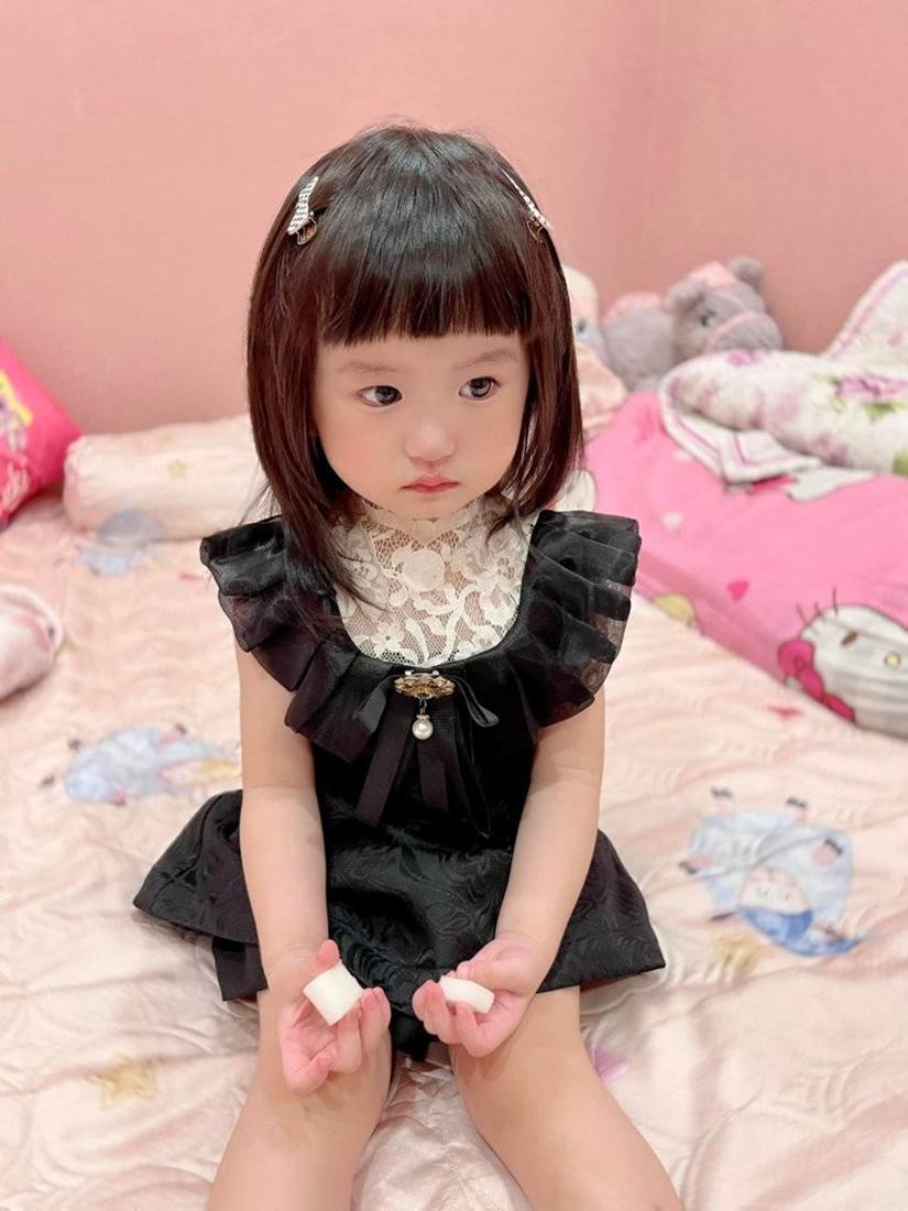 Con gái út nhà Đoàn Di Băng 1 tuổi kiếm chục tỷ, mẹ sắm đồ đi mẫu giáo mặc 7 ngày không hết-15