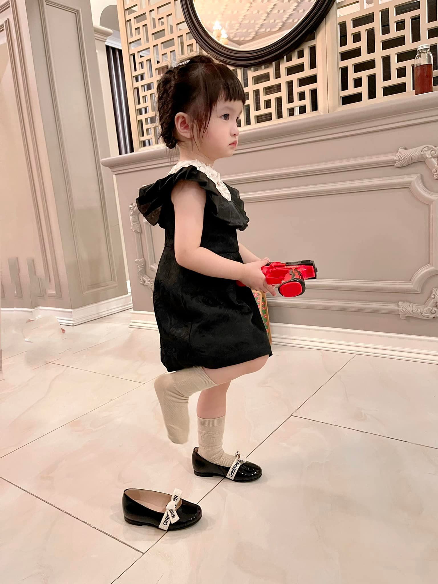 Con gái út nhà Đoàn Di Băng 1 tuổi kiếm chục tỷ, mẹ sắm đồ đi mẫu giáo mặc 7 ngày không hết-17