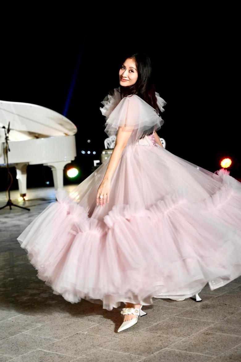 Khánh Thi bầu bí tuổi 41 vẫn sành điệu như gái tuổi trăng rằm, nhảy múa tưng bừng trên cao gót-9