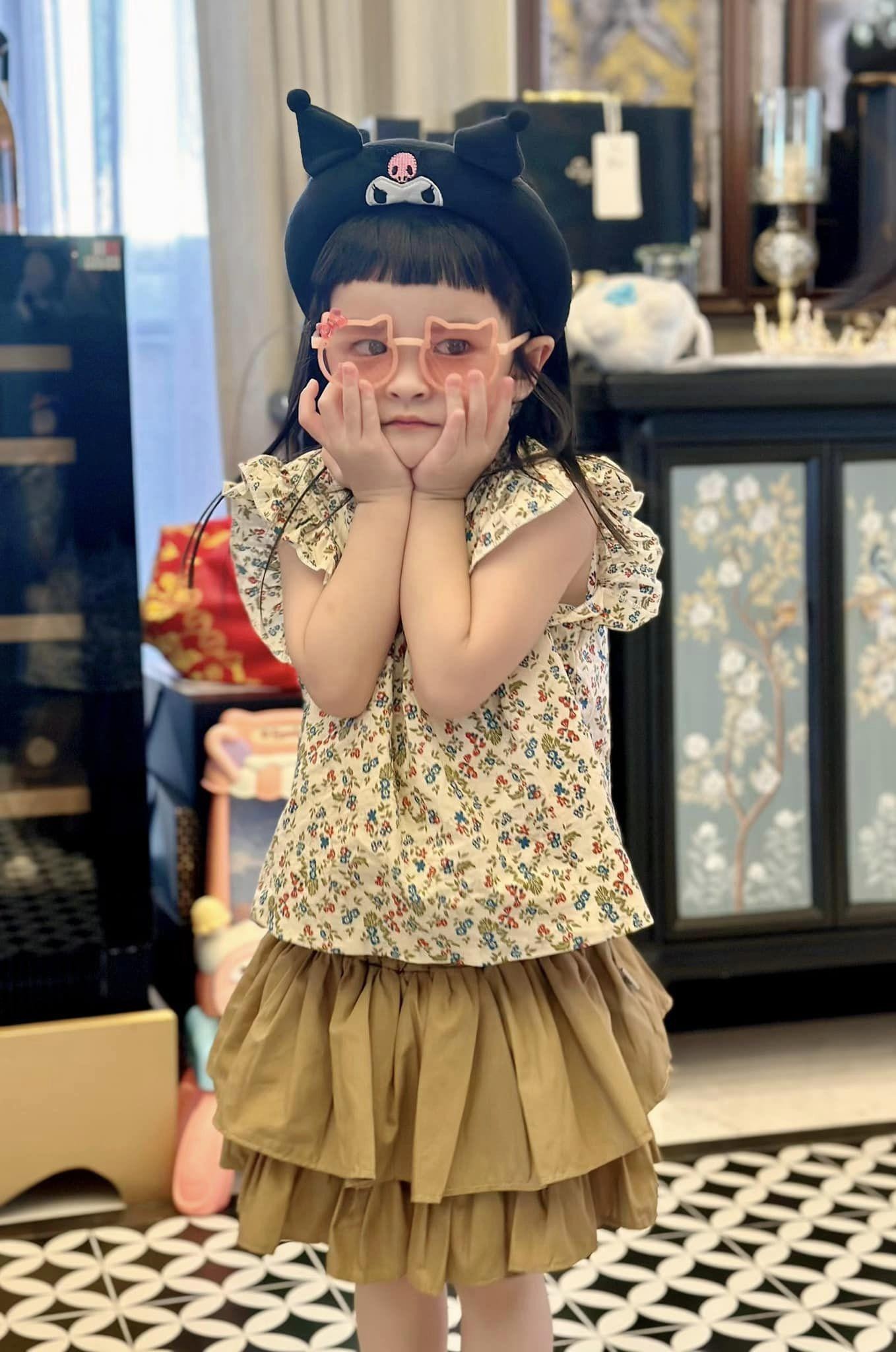 Con gái út nhà Đoàn Di Băng 1 tuổi kiếm chục tỷ, mẹ sắm đồ đi mẫu giáo mặc 7 ngày không hết-20